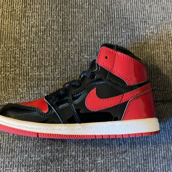 Nike Jordan1 Retro High OG black/ varsity red / white sneakers 10C pre owned